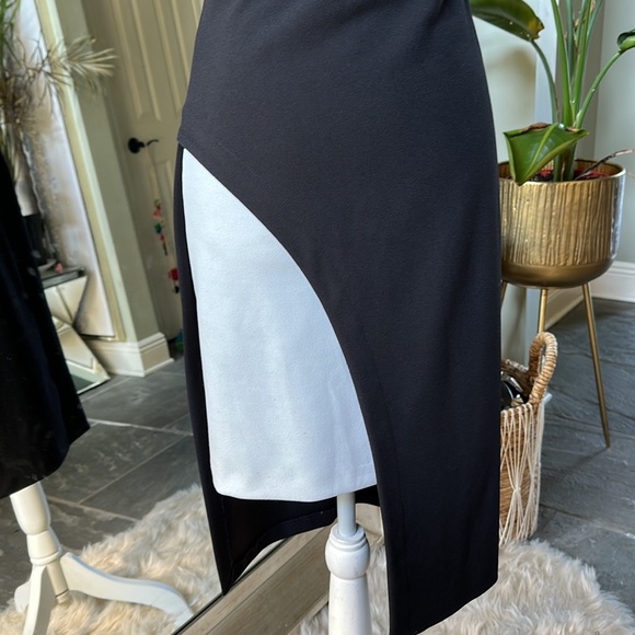 BLACK & WHITE SHIFT DRESS - Picture 2 of 5